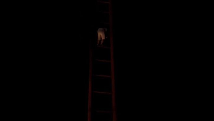 De man beklimt in snel tempo de ladder.