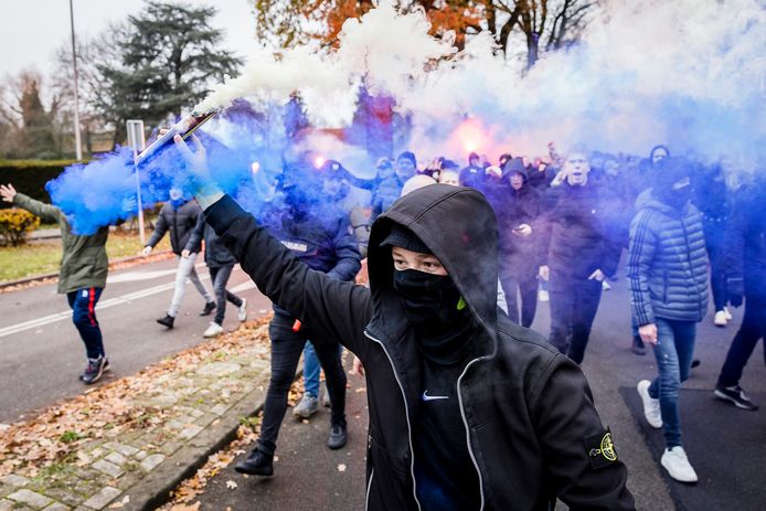 De mars naar het stadion is voor voetbalsupporters een mooi moment, maar de politie ziet liever geen gezichtsbedekking die mensen anoniem maakt.