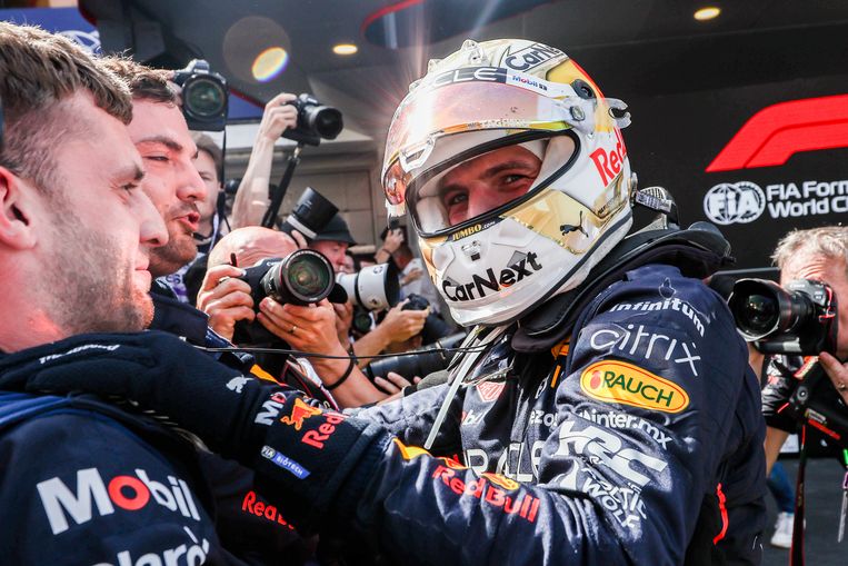 Max Verstappen viert met zijn monteurs de overwinning op het circuit van Catalunya. Beeld Getty Images