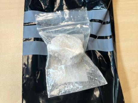 Supermarkt ontdekt harddrugs in postpakket, persoon die drugs wil ophalen opgepakt