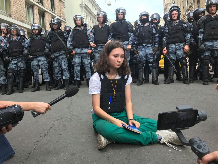 Olga Misik leest in juli 2019 in Moskou, gehuld in een kogelvrij vest, grondwetsartikelen voor over meningsvrijheid en het recht op demonstreren. Beeld AP