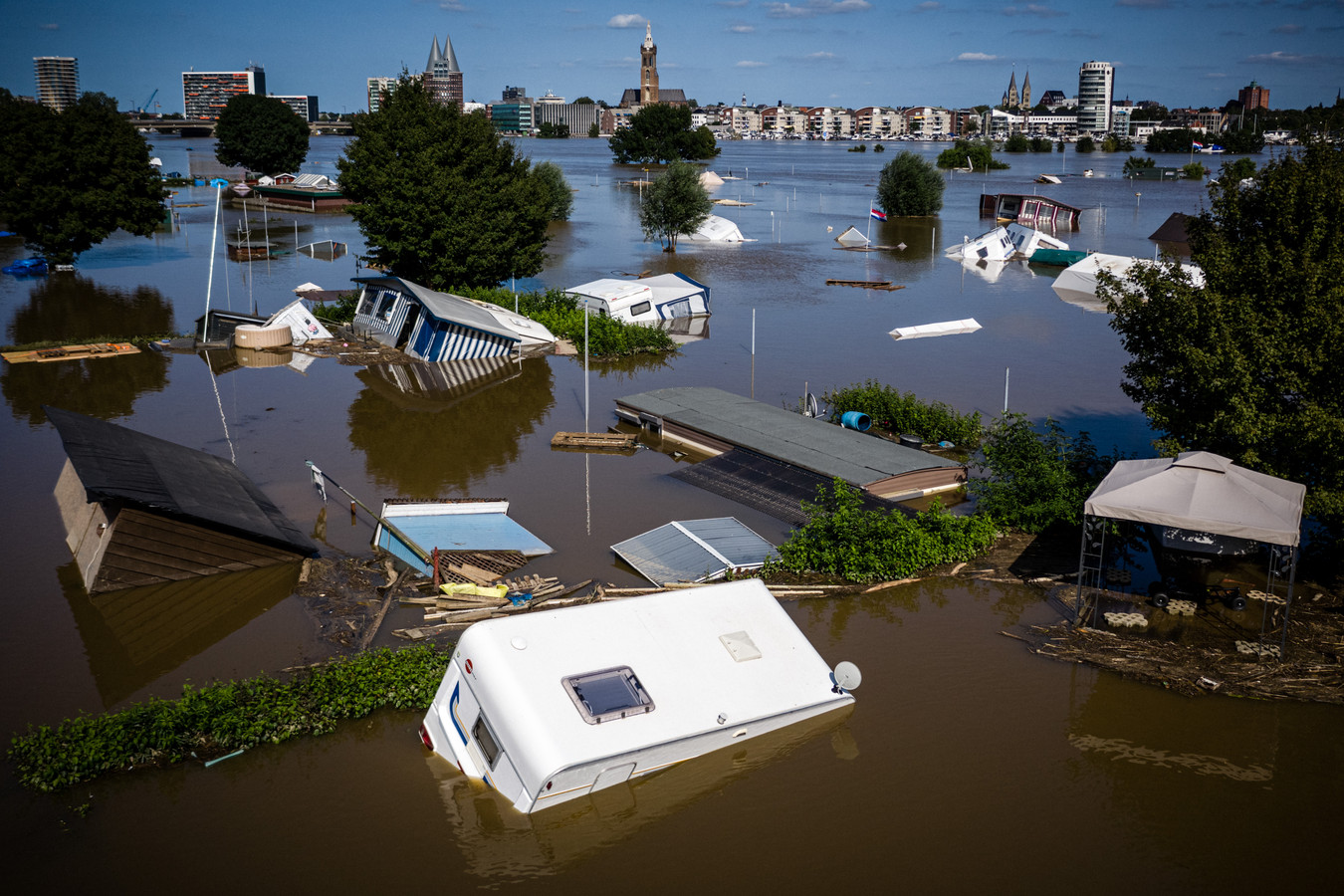 Westen van het land overstroomt bij ‘Limburgse toestanden’ ‘Dit is de