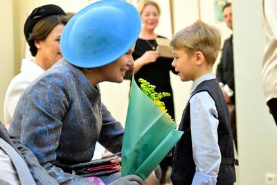Koningin Mathilde grijpt alle aandacht op staatsbezoek met blauwe hoed die erg op snoepje lijkt