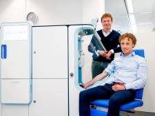 Hij prikt en plakt een pleister: is deze robot de oplossing voor personeelstekort in de zorg?
