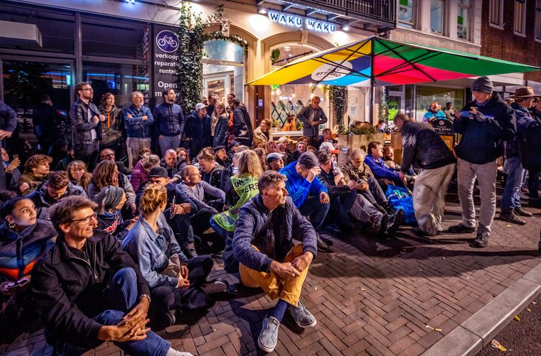 On Monday evening, several dozen people gathered at the Utrecht restaurant Waku Waku.  Shortly before that, it was closed by order of the municipality because it did not scan QR codes.  Image Raymond Rutting / de Volkskrant