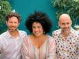 Tania Kross viert met het theaterconcert ‘Van Curaçao tot Concertgebouwhaar’ eerste kwarteeuw als zangeres, samen met haar twee muzikale vrienden Ernst Munneke (l) en Randal Corsen.