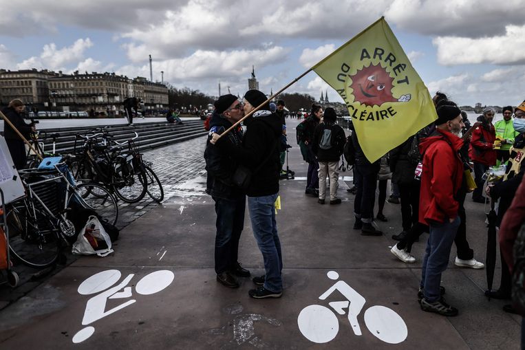 Anti-kernenergiedemonstratie in Bordeaux, 13 maart. Fransen zijn het meest bevreesd voor een nucleaire aanval, vermoedelijk omdat het land zwaar afhankelijk is van kernenergie en veel Fransen in de nabijheid van een kerncentrale wonen. Beeld AFP