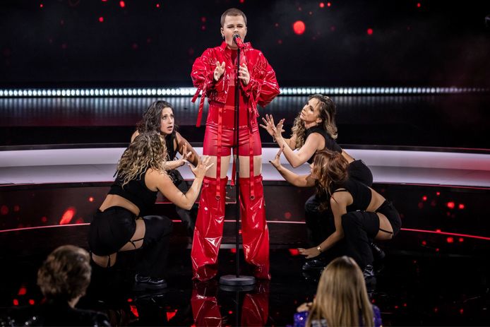 ‘Sing Again’-finalist Seppe verdedigt gewaagde outfits: “Niet bang voor ...