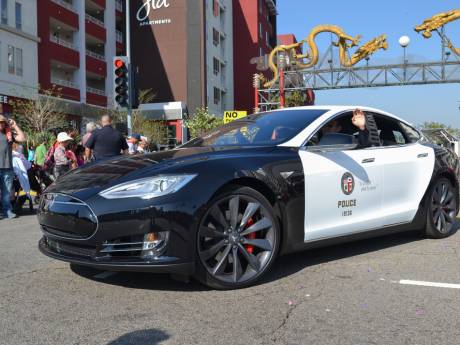Tesla-politieauto moet achtervolging staken door lege accu