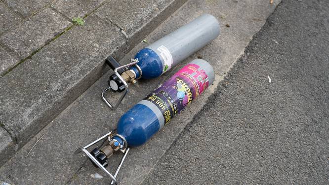 Politie merkt bestuurder met ‘sportief’ rijgedrag op: twee flessen lachgas in auto gevonden