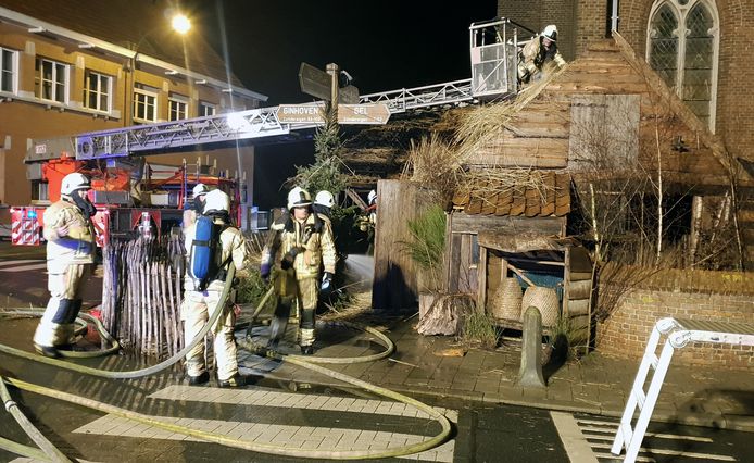 De stal van Zondereigen geraakte vorig jaar zwaar beschadigd door een brand.