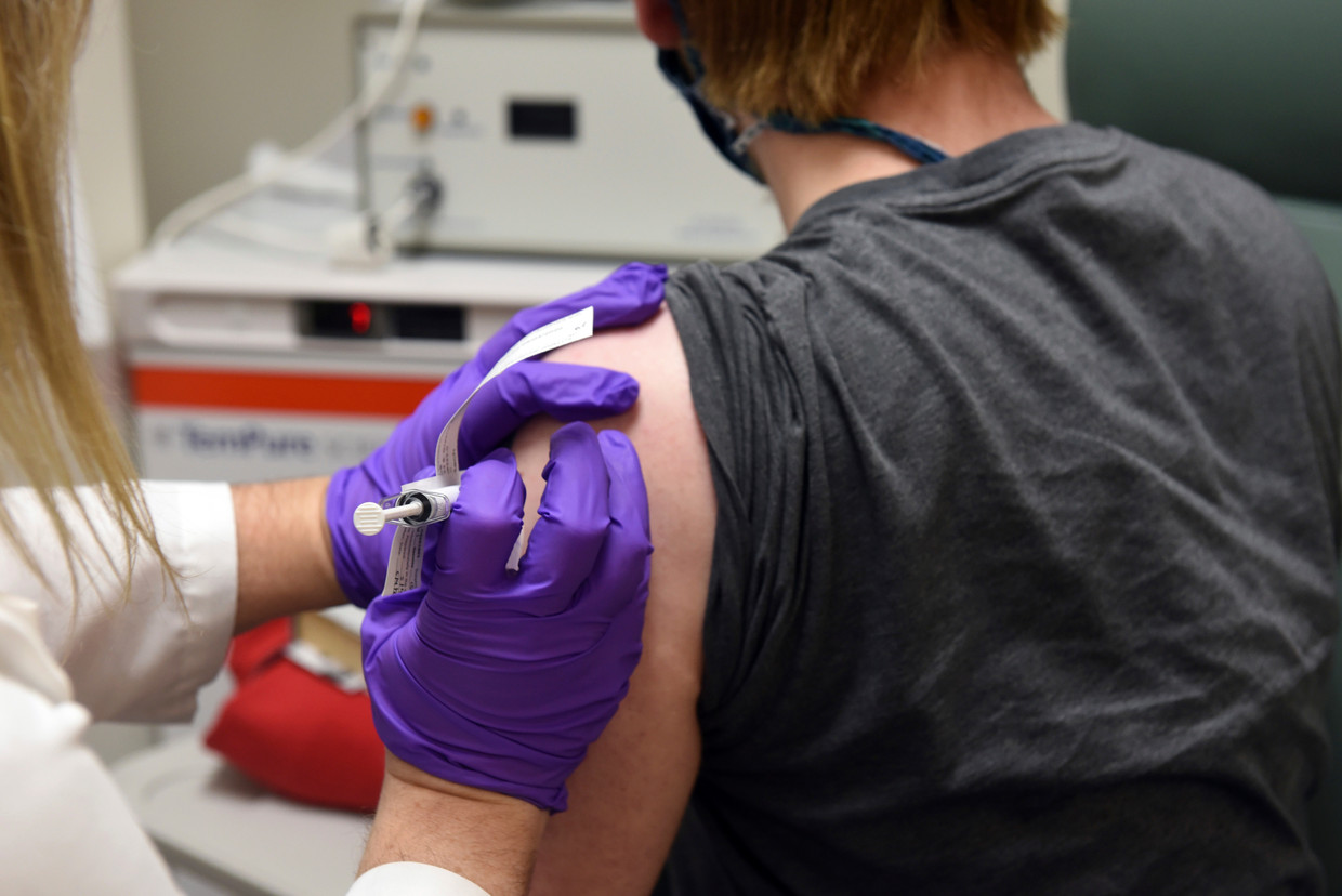 Een eerste vrijwilliger krijgt in mei dit jaar het vaccin van Pfizer ingespoten.  Beeld AP