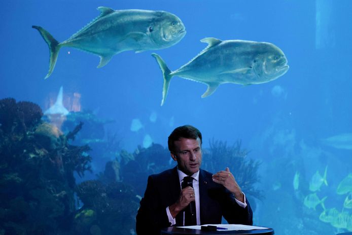 De Franse president Emmanuel Macron in het Oceanarium in Lissabon, waar deze week de VN-Oceaanconferentie doorgaat.
