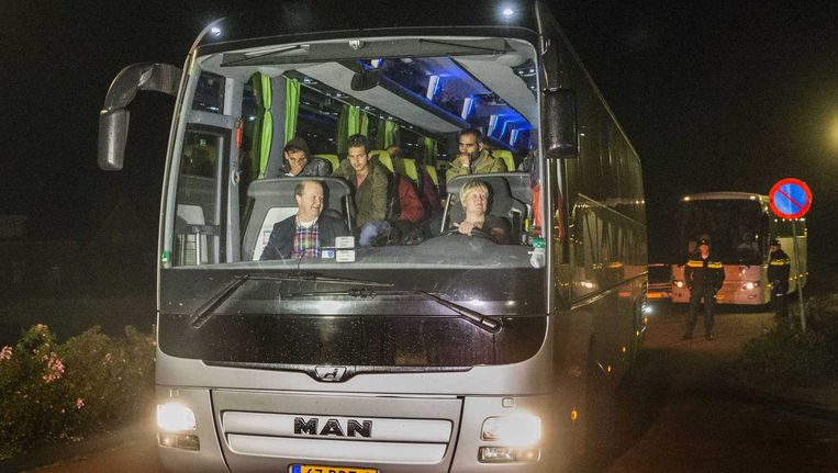 In het Drentse dorp Oranje arriveerden dinsdag twee bussen met vluchtelingen. Het zorgde voor nogal wat opschudding. Beeld anp