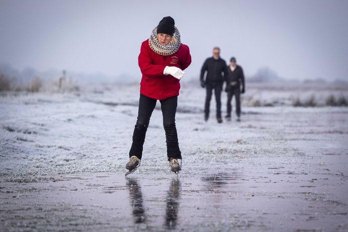 The first enthusiasts venture on the ice in the Ryptsjerkerpolder.  Because of the thin layer of water, this place is often one of the first where you can skate after a night of frost.