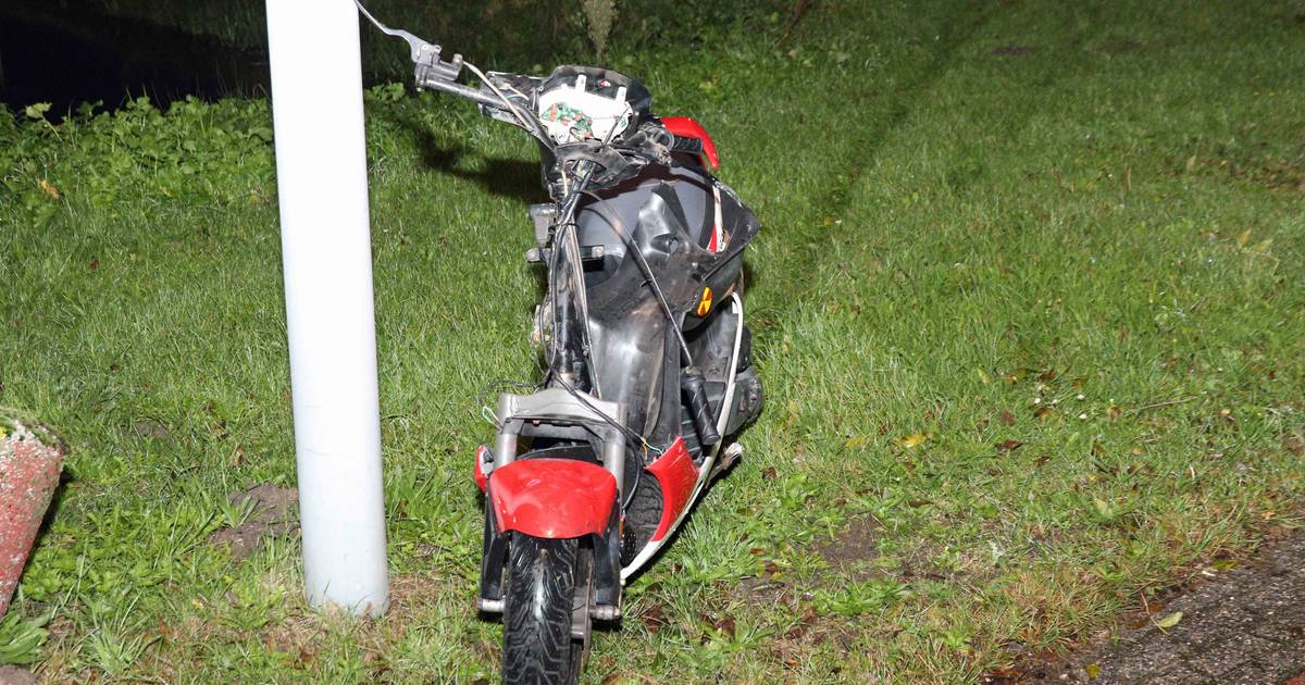 Scooterrijder aangereden door auto op kruispunt in Waalwijk.