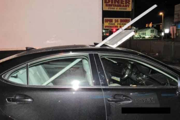 De dronken bestuurster had geen idee van wat er uit het dak van haar auto stak.