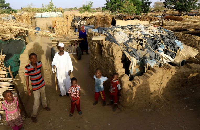 Mensen uit Darfur die gevlucht zijn na geweld tegen hun dorpen hebben een provisorisch onderkomen elders in de Soedanese provincie gebouwd om zo veilig te zijn, maar de veiligheid is zeer kwetsbaar. 
 Beeld Reuters