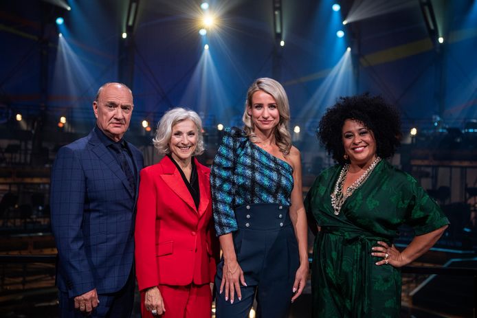 Juryleden Henk Poort, Rosemary Joshua, Dionne Stax (presentatrice) en Tania Kross.