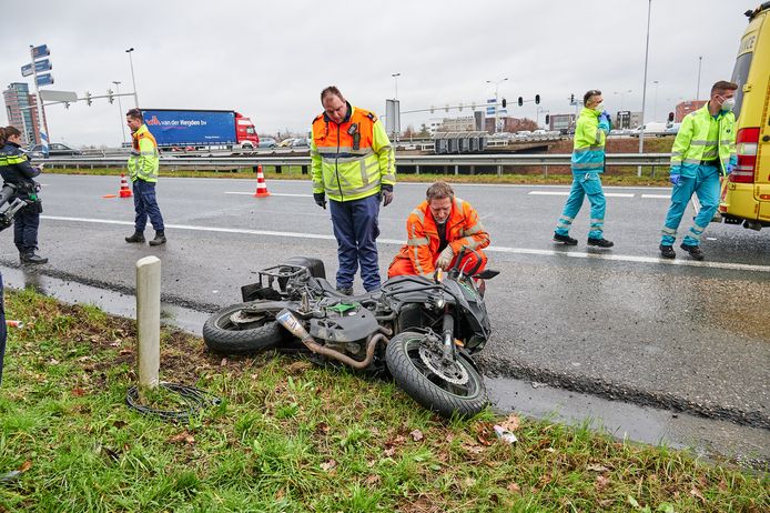 De motorrijder kwam door een onbekende reden ten val op de oprit van de A16 bij Prinsenbeek.