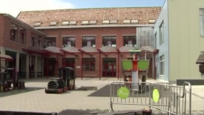 Asbest komt vrij bij verwijderen van dakpannen in school De Minne te Lebbeke