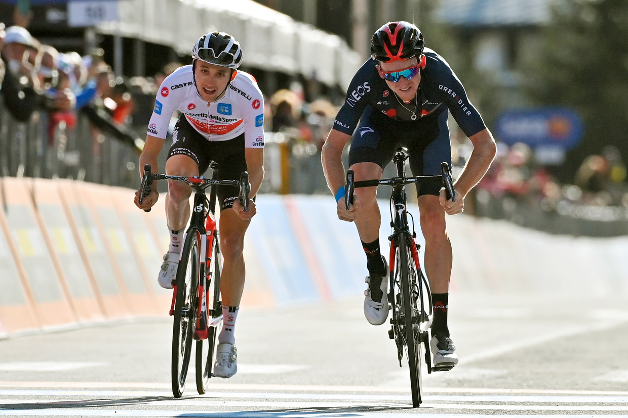 Tao Geoghegan Hart rekent in de sprint af met zijn concurrent Jai Hindley. Beeld AP
