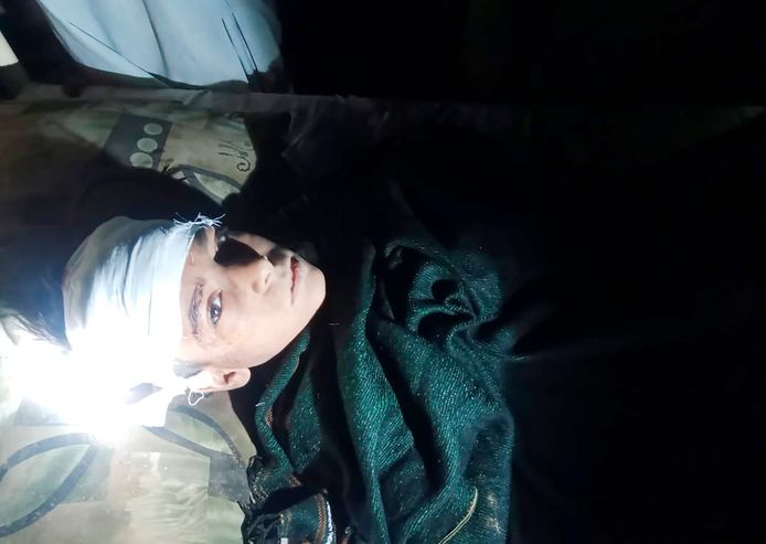 Een gewonde jongen wordt in een ziekenhuis behandeld na de aardbeving in het zuiden van Pakistan.