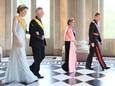 Ons koningspaar poseert samen met de groothertog en groothertogin van Luxemburg in het paleis van Laken, voor het staatsbanket