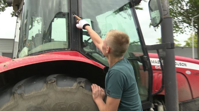 Boerenzoon Jouke (16) snapt er niks van dat de politie zijn tractor bij Heerenveen heeft beschoten.