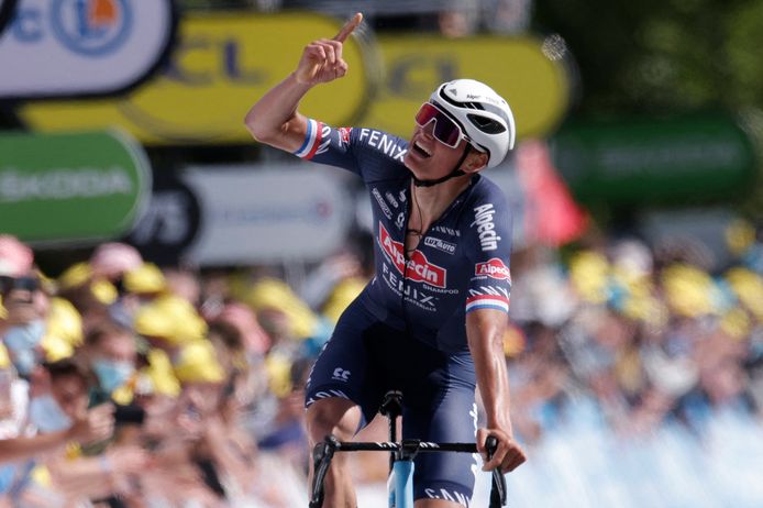 Matthew van der Poel menunjuk ke langit setelah memenangkan satu etape di Mer de Brittany