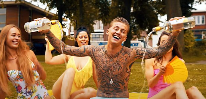 De populaire zanger Mart Hoogkamer  treedt zondagmiddag op tijdens het festival Plan B op het Hulsbeek bij Oldenzaal.