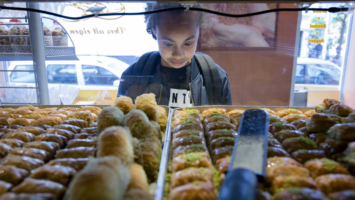 Een Marokkaanse bakkerswinkel in Den Haag op de dag dat de Ramadan vorig jaar begon. Beeld ANP
