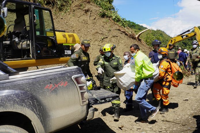 Reddingswerkers bergen het lichaam van een slachtoffer van de aardverschuiving bij Pueblo Rico in Colombia.