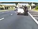 Motorrijder botst op pick-up truck en belandt in de laadbak