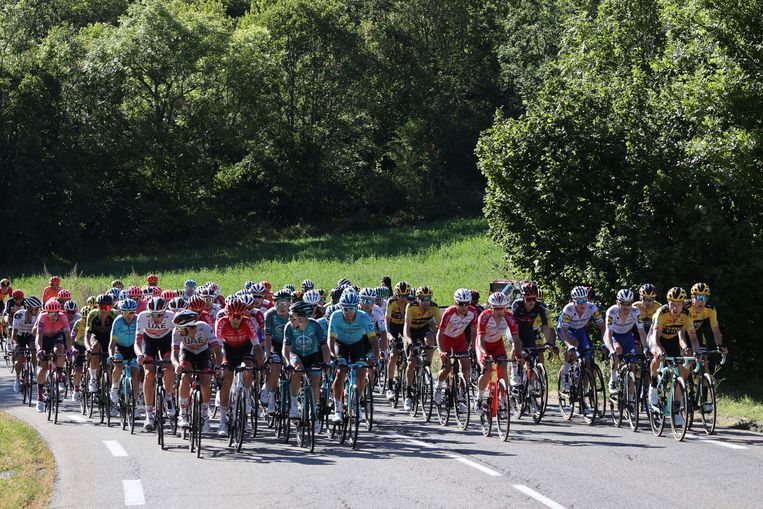 Het peloton op weg naar Orcières-Merlette. Beeld AFP