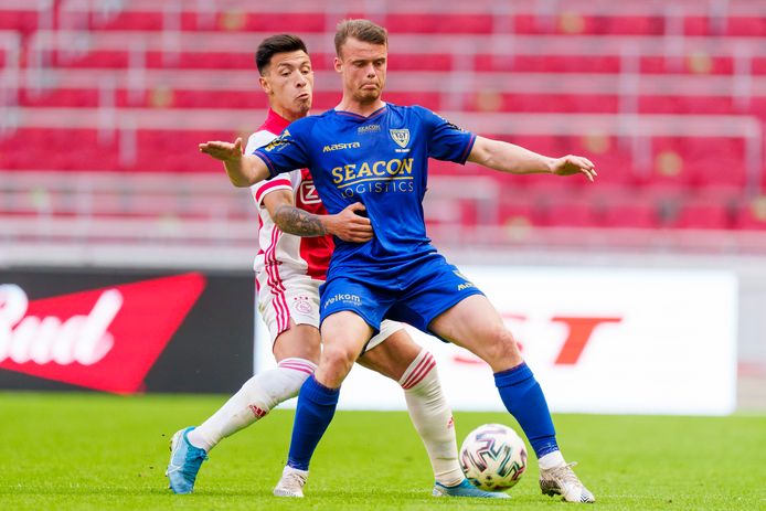 Vito van Crooij in duel met Lisandro Martinez.