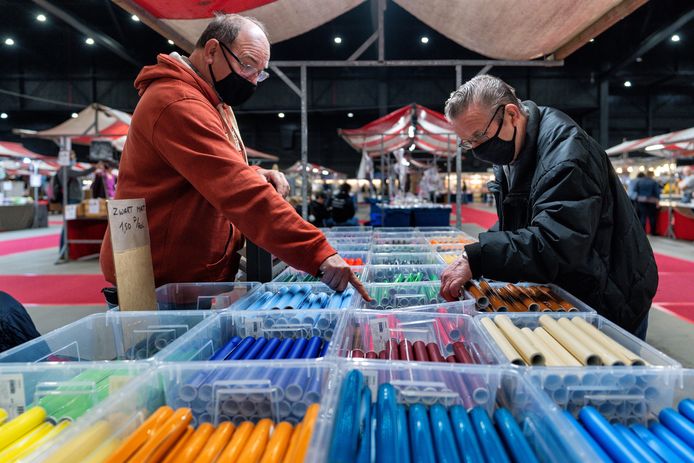 De Knotsgekke Hobby- en Kaartendagen in de Brabanthallen. Jori (links) verkoopt vooral snijfolie en snijplotters
