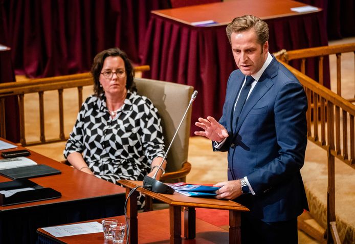 Demissionair minister Tamara van Ark voor Medische Zorg (links) en demissionair minister Hugo de Jonge van Volksgezondheid tijdens het debat in de Ridderzaal.