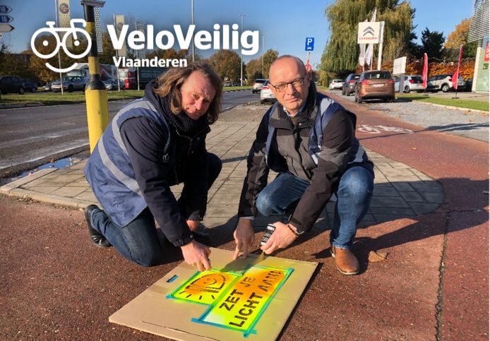 Schepenen Jan Van Otten en Marc Boogers tijdens een eerdere actie rond fietsverlichting
