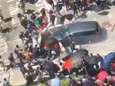Heftige beelden: auto rijdt in op demonstranten in Hongkong