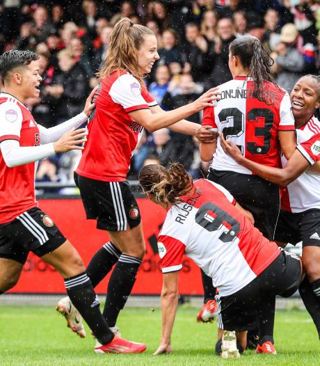 Historische Klassieker: Feyenoord-vrouwen lopen over Ajax heen na rood Van der Gragt