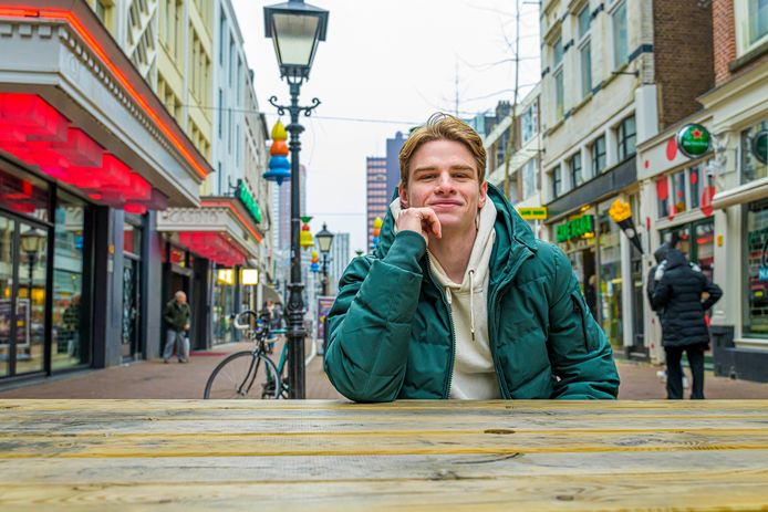 Wout Neelen is veel gelukkig dan een jaar geleden, toen hij nog profvoetballer was bij NAC.