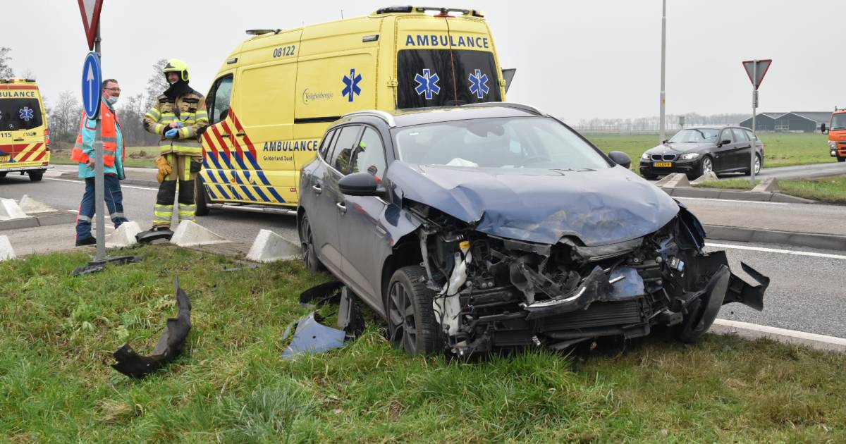 Bestelbus slaat twee keer over de kop bij ongeluk in Zuilichem, bestuurder gewond - BD.nl
