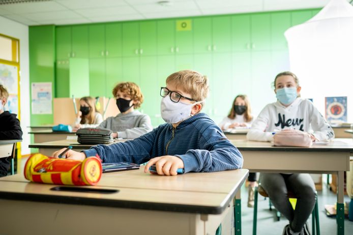 De scholen blijven open, maar er komen wel wat extra omkaderende maatregelen om de periode tot de paasvakantie te overbruggen, zo werd zondag beslist.