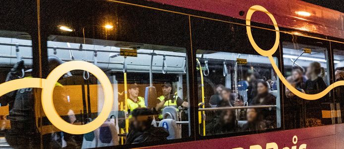 De dierenactivisten wachten in de stadsbus tot ze naar het cellencomplex worden gebracht.