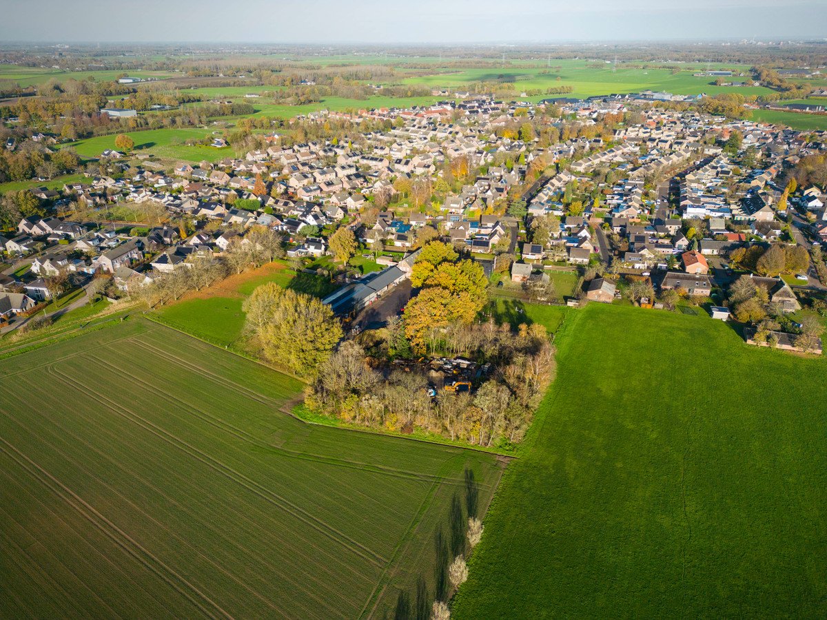 Luchtfoto van Overasselt, met in het midden het bedrijfsperceel waarop mogelijk 35 woningen gebouwd worden.