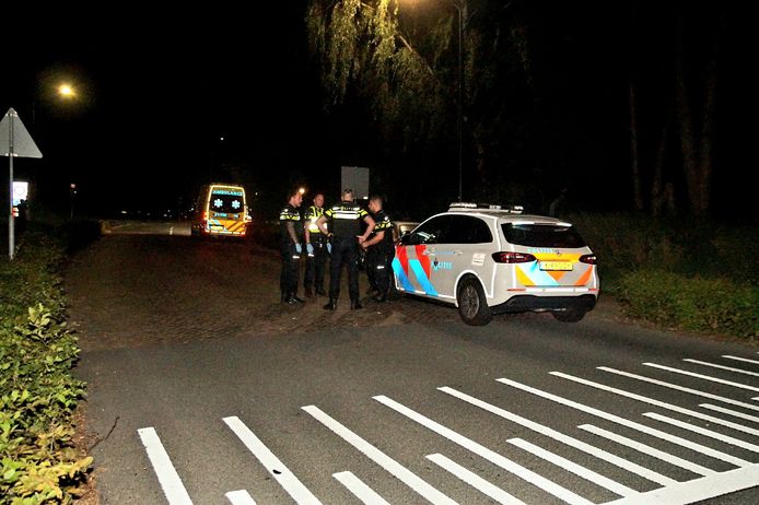 Een man is zondagavond rond 11.30 uur zwaargewond aangetroffen in zijn auto op de A59 bij Waalwijk.