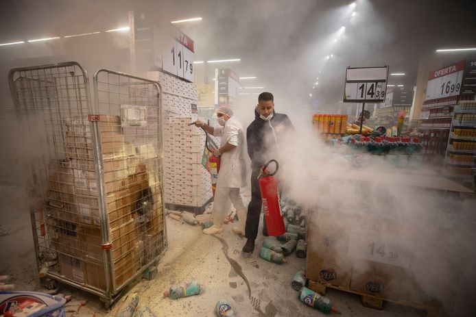 In São Paulo stichtten demonstranten brand in een winkel van Carrefour.