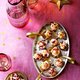 Kerstborrel: geitenkaasballetjes met kruidig notenkruim