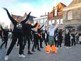 Dansers van dansschool Elly Geelhoed en leden van de Soroptimistclub Schouwen-Duiveland doen een flashmob op het Havenplein in Zierikzee voor Orange the World.